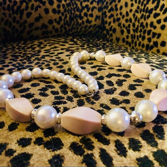 Vintage faux pearl and blush bead necklace. - Picture 1 of 4